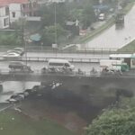 Ôtô dàn hàng chắn gió bão cho xe máy qua cầu