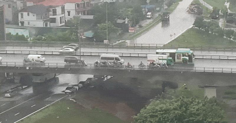 Ôtô dàn hàng chắn gió bão cho xe máy qua cầu