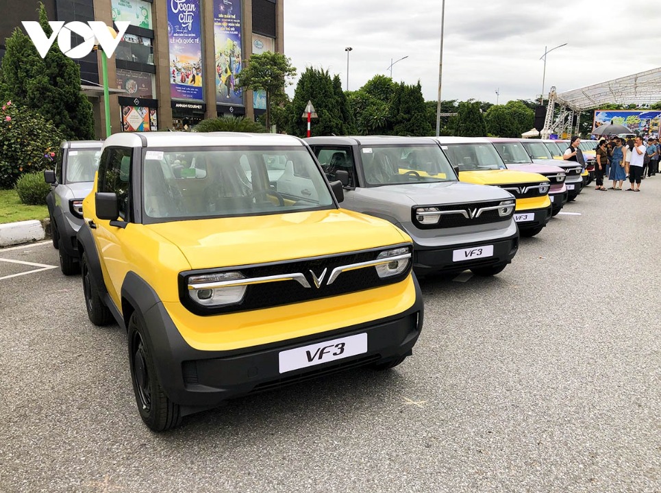VinFast VF 3開創越南電動車新時代，首批車主歡喜提車！
󠀠
8月1日，首批99輛 VinFast VF 3電動車正式交付給越南客戶，開啟了今年至少交付…