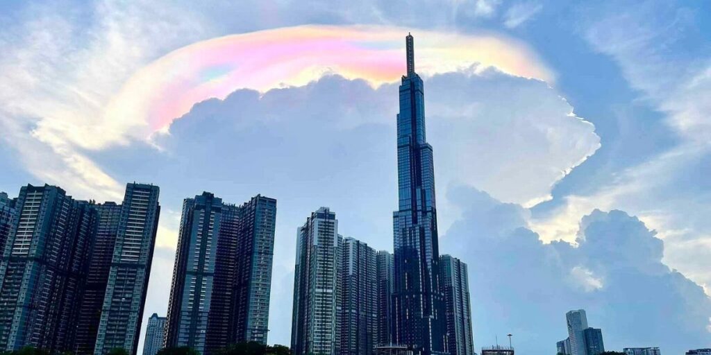 昨天有人看到七彩雲嗎？
 ​󠀠
 5月12日下午，胡志明市上空出現七彩斑斕的彩虹雲，雲層停留了一個小時，然後隨著太陽落下而消散。
 ​󠀠