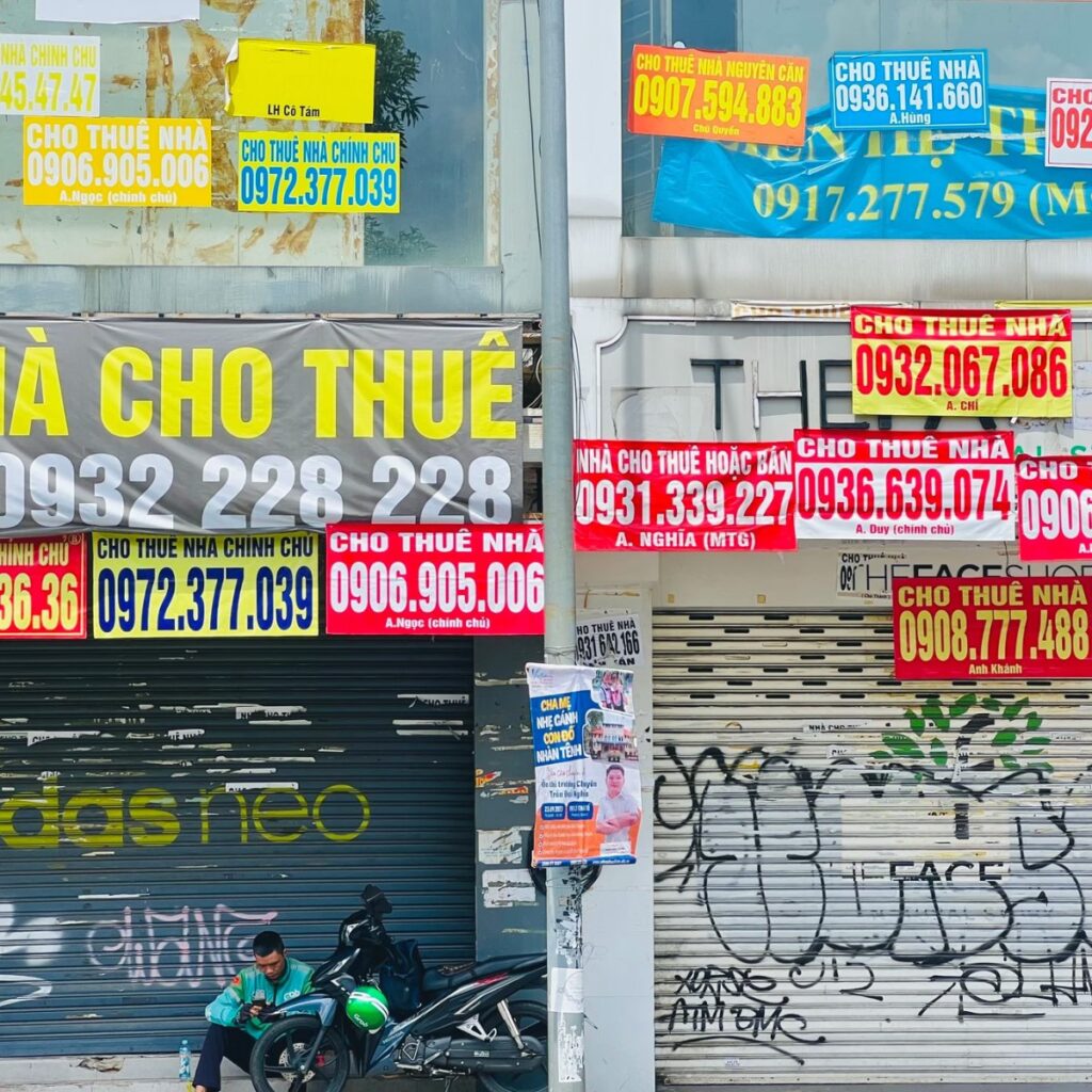 河內與胡志明市中心有許多的店面閒置
​󠀠
 店面出租狀況說明
​󠀠
近來，河內和胡志明市中心的店面出租狀況不容樂觀，許多店面長期閒置，無法找到租戶。
​󠀠
據報…