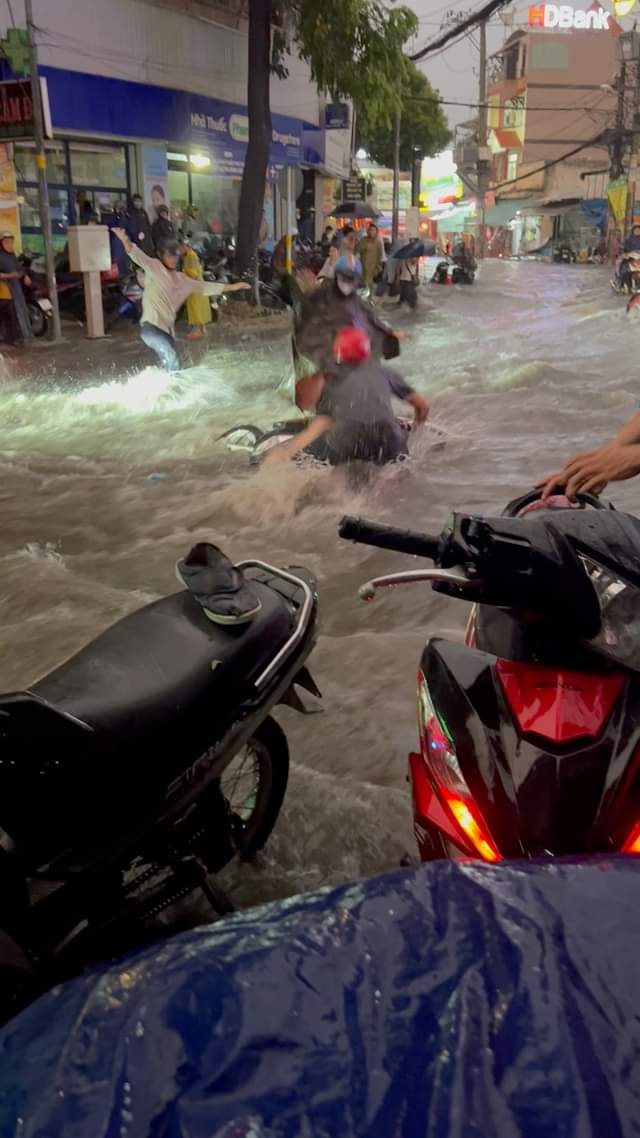 胡志明市 非雨季vs 雨季