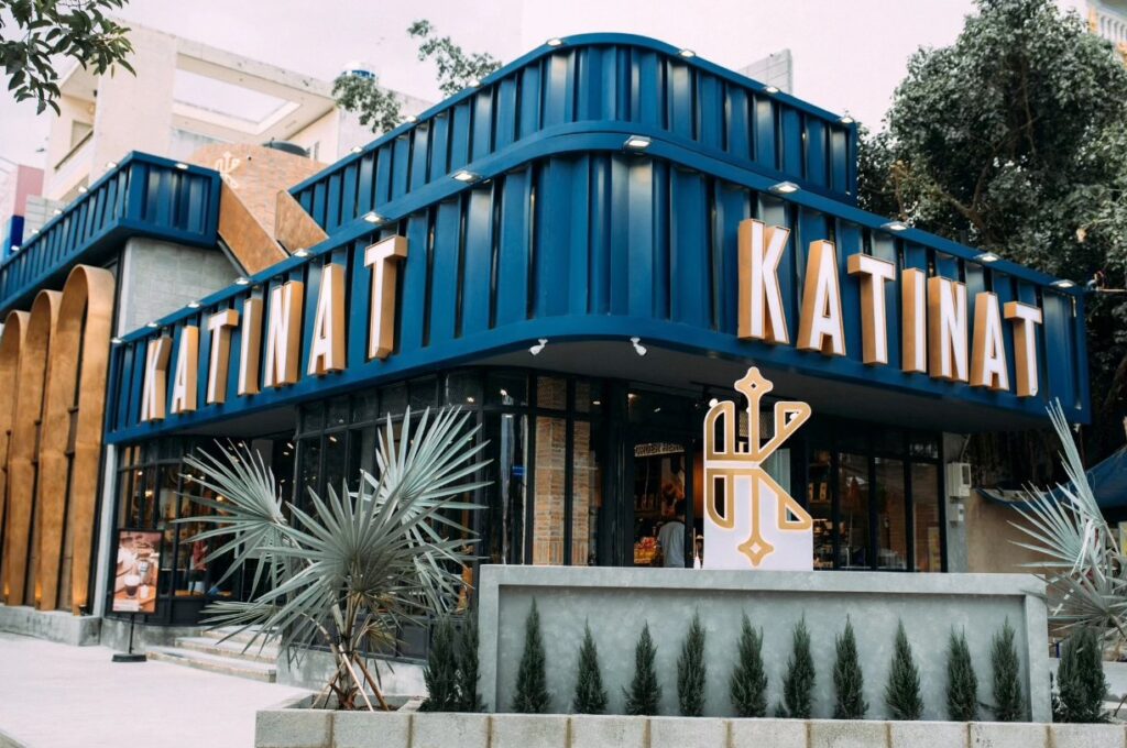 越南商界的隱形女將軍：連鎖咖啡品牌 Katinat 背後的億萬富婆！
󠀠
在越南的連鎖咖啡館市場中，Katinat 和 ​Phê La 無疑是兩個快速崛起的品牌…