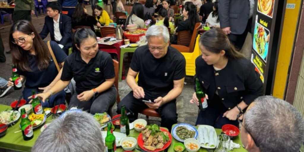 【 不要再不敢勇於嘗試了】
 󠀠
 有不少友人或是客戶說到越南不敢嘗試路邊攤的食物
 󠀠
 看看這個男人，富比士(2023)資產420億美元
 󠀠
 他都不怕了…