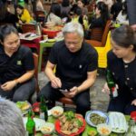 【 不要再不敢勇於嘗試了】
 󠀠
 有不少友人或是客戶說到越南不敢嘗試路邊攤的食物
 󠀠
 看看這個男人，富比士(2023)資產420億美元
 󠀠
 他都不怕了…