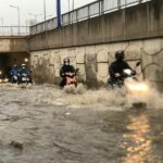 胡志明市下午下起暴雨｜為今年的雨季拉開序幕
​󠀠
5月7日下午的暴雨揭開了胡志明市今年雨季的序幕。
​󠀠
在持續的大雨中，市內許多道路被淹沒，給市民的出行帶來了…