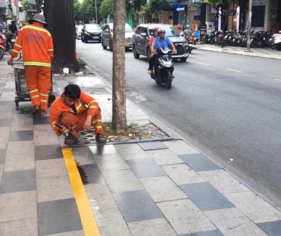 胡志明市正在標記和整頓人行道
󠀠
許多市區已經列出了擁有寬敞人行道的街道名單，這些人行道被標記並準備用於一些商業活動和停車服務，這些服務將從2024年初開始收費…