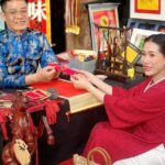 要不是家裡有困難，誰願意出來拋頭露面當圖翁(Ông đồ)。胡志明青年文化館（攤位6868）。歡迎舊雨新知，多多捧場。