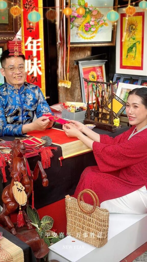 要不是家裡有困難，誰願意出來拋頭露面當圖翁(Ông đồ)。胡志明青年文化館（攤位6868）。歡迎舊雨新知，多多捧場。