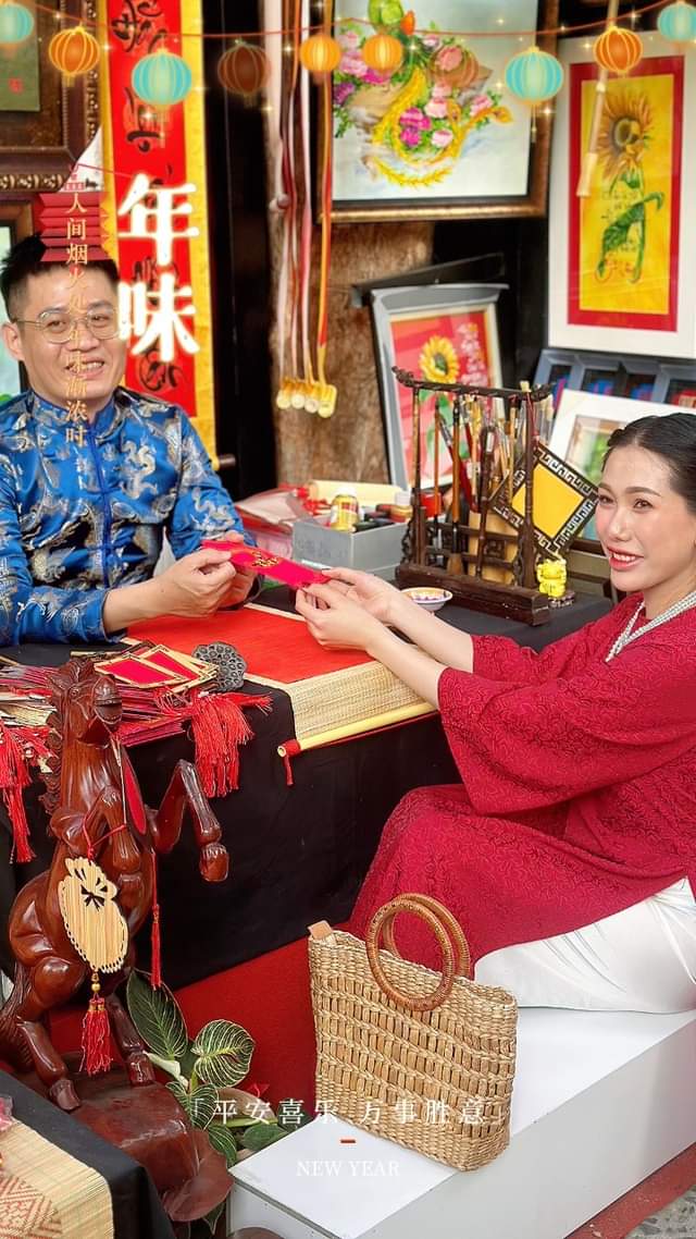 要不是家裡有困難，誰願意出來拋頭露面當圖翁(Ông đồ)。胡志明青年文化館（攤位6868）。歡迎舊雨新知，多多捧場。